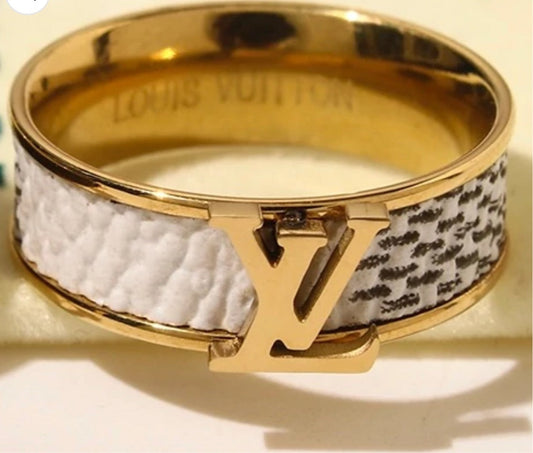 Lou Logo Ring